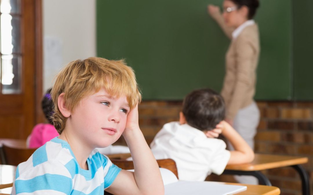 Blocage oral : l’enfant sait la leçon mais ne peut plus parler devant la classe.