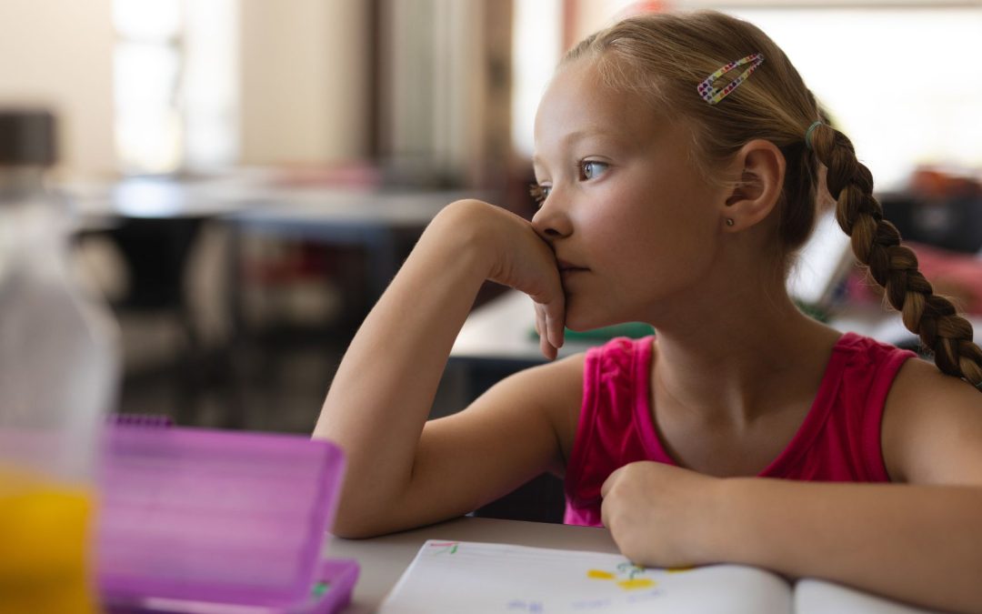 Concentration : l’enfant « part dans la lune » en cours ou pendant les devoirs.