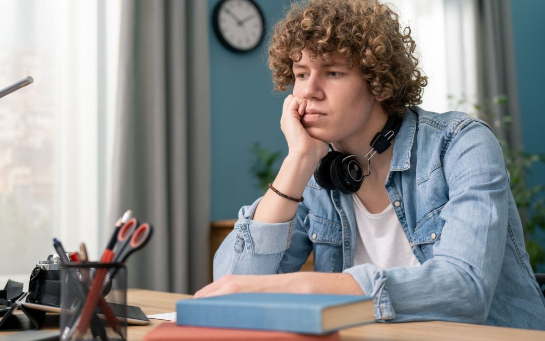 Mon ado est démotivé et ne veut plus travailler, que faire ?